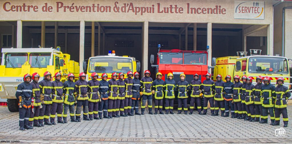 Centre de prévention et d'appui lutte incendie SERVTEC, avec camions d'intervention et équipe de pompiers